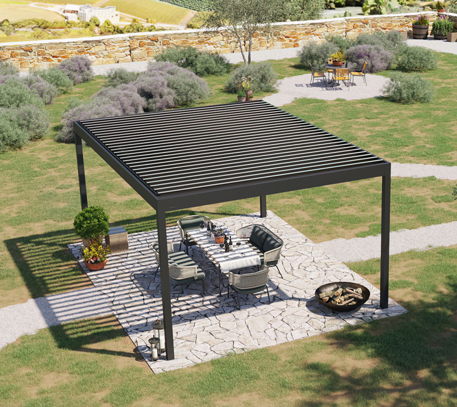 Pergola en aluminium au milieu d'un jardin marocain