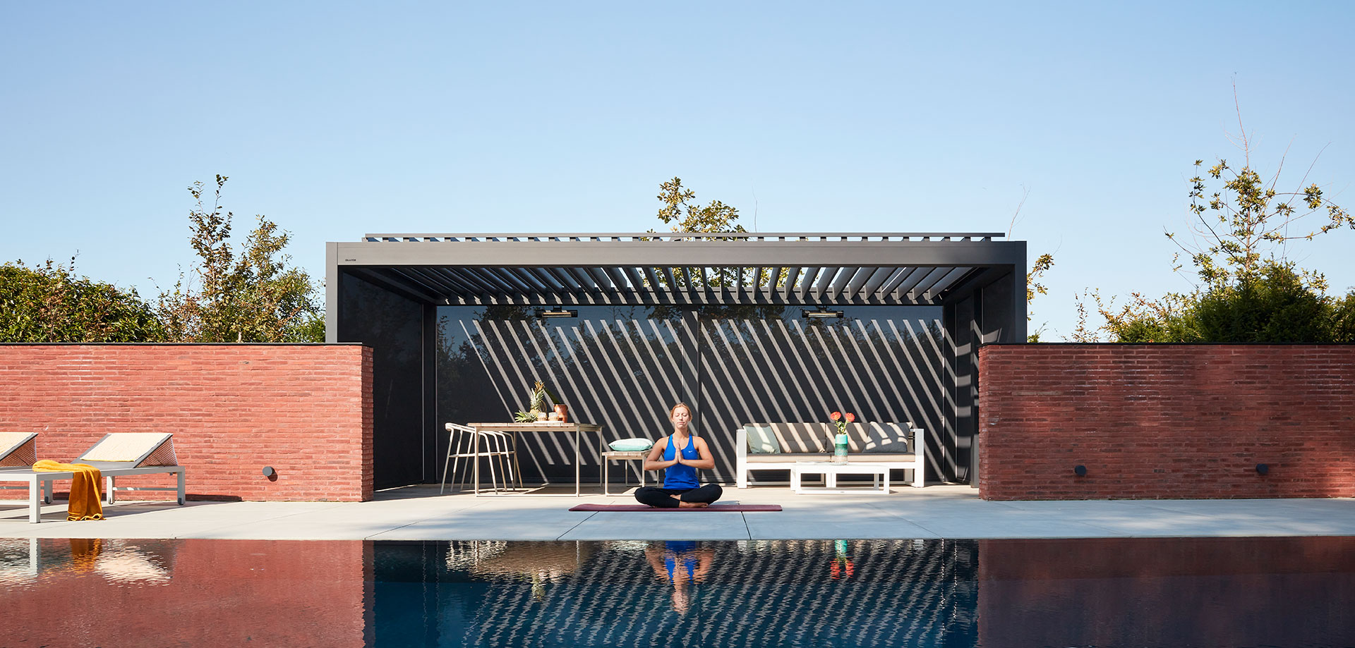 Pergola Bioclimatique près d'une piscine au Maroc